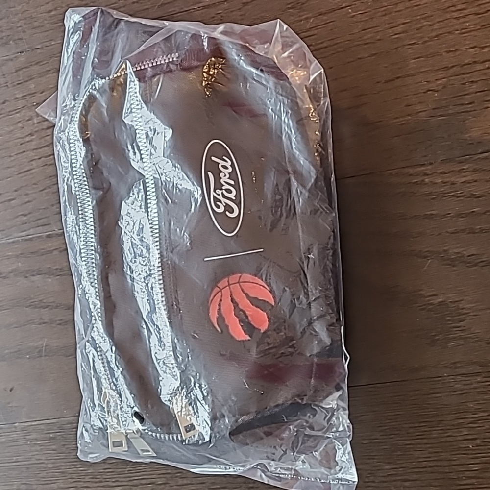 *2/$20 Closet Clearout* NIB NBA Raptors belt bag